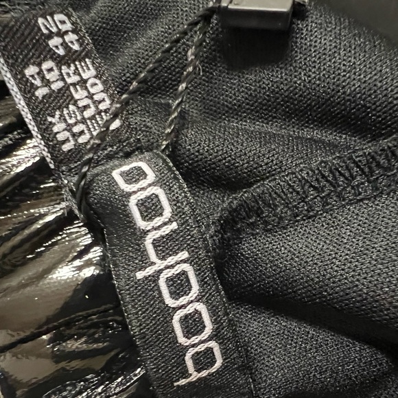 NWT Boohoo HIGH WAIST EXTRA LONG VINYL PVC SPLIT HEM PANTS - Picture 8 of 8